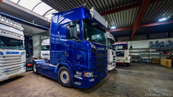 20251019-Tom-Holding-00347